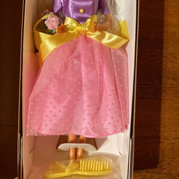 ✨ Vintage NRFB Spring Blossom Barbie ~ Avon exclusive - Picture 3 of 6